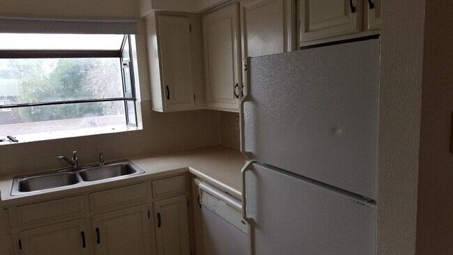 Building Photo - 2 bed 2 bath condo