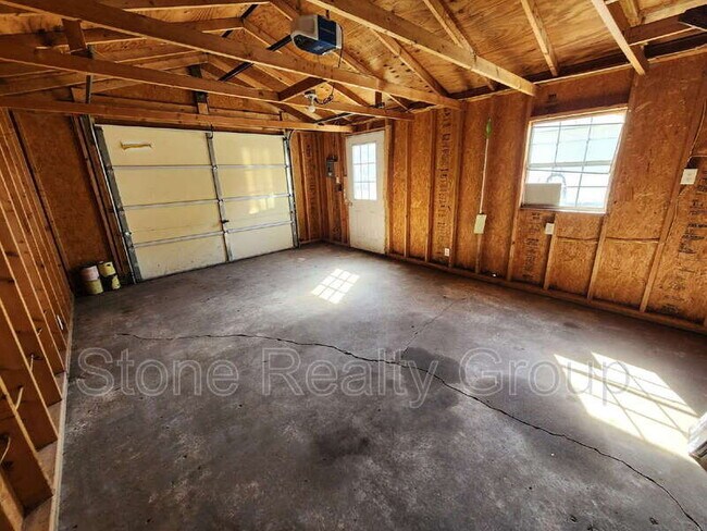 Building Photo - 1042 Helen Ave