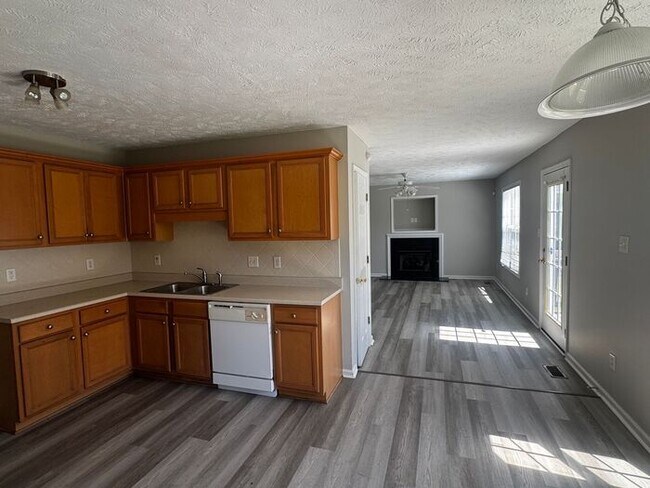 Building Photo - Spacious 3 Bedroom, 2.5 Bath Home with Bon...