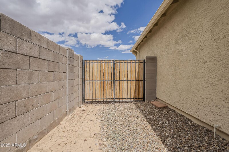 Building Photo - 44587 W Palo Amarillo Rd