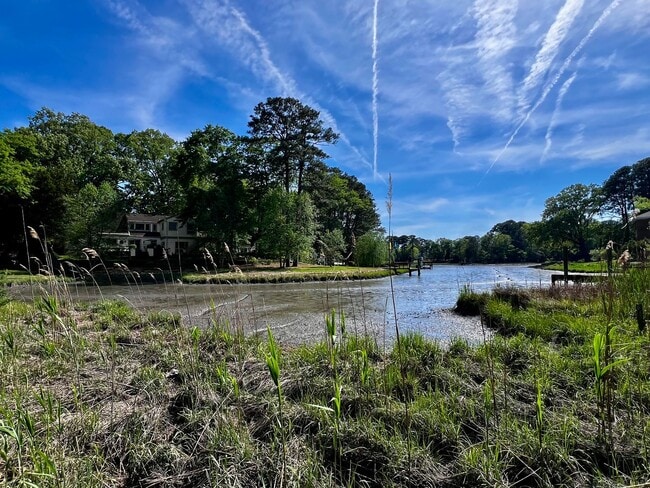 Building Photo - Beautiful waterfront home
