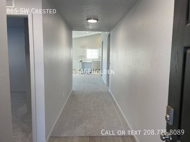Building Photo - 865 SW Crested-