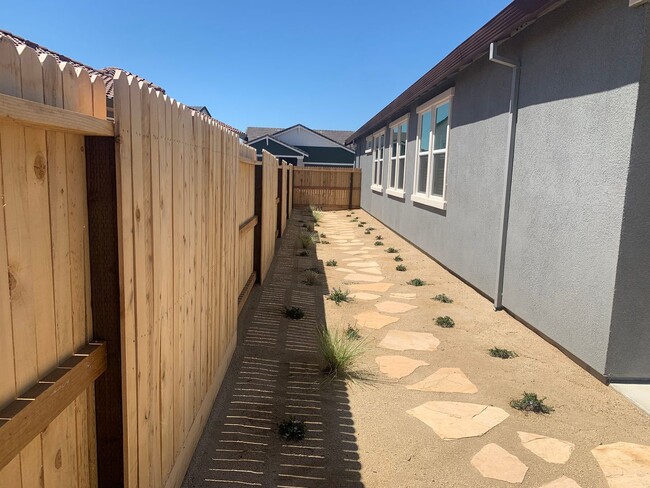 Building Photo - Brand NEW 4 bedroom 1 story home Rancho Co...