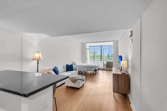 Building Photo - Downtown Charleston Living with Stunning Views