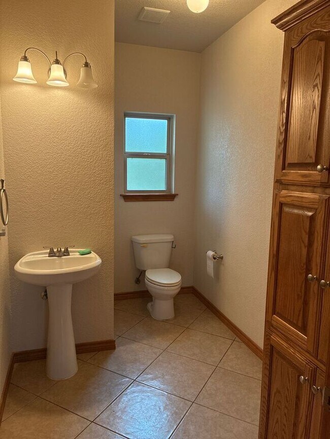 Building Photo - 5BR/3BA w/ Fenced Yard + Covered Parking in Seguin, TX