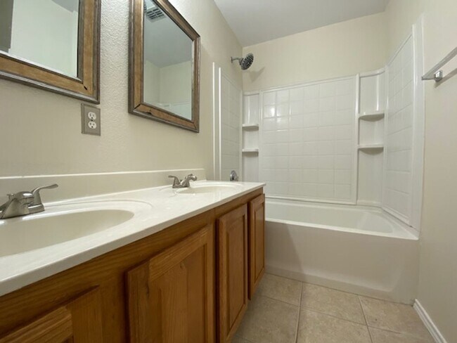 Building Photo - Lovely 4 bedroom, 2 bath home for lease!