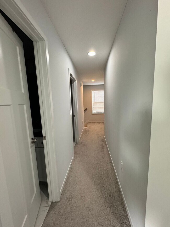 Building Photo - 4 Bedroom, 3 1/2 bathroom in Olathe!