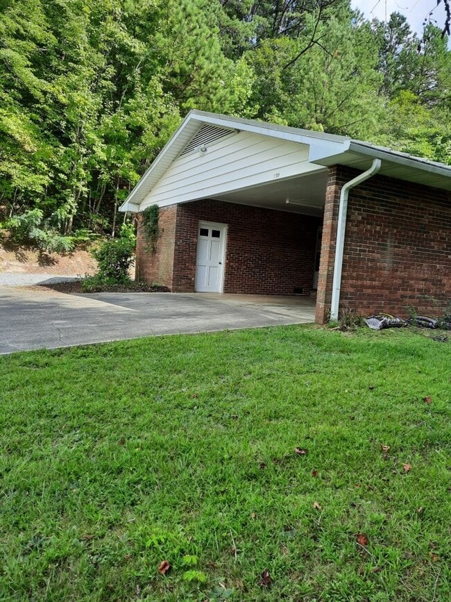 Building Photo - $1,780 - 3 Bedroom 1.5 Bathroom Unfurnishe...
