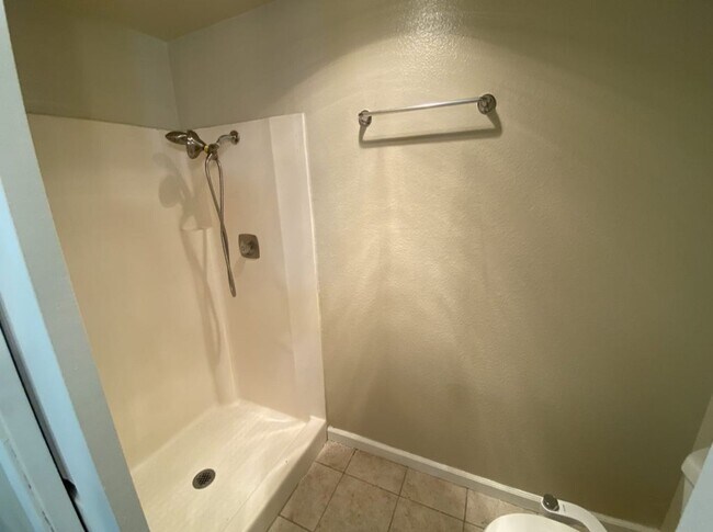 Building Photo - 3 Bed 2 Bath condo with a large master loft style bedroom