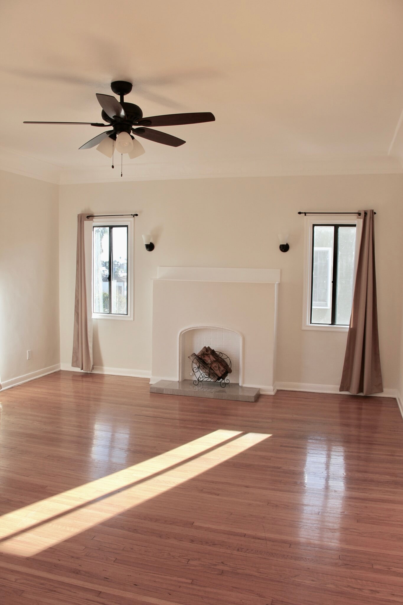 livingroom - 1239 S Hudson Ave