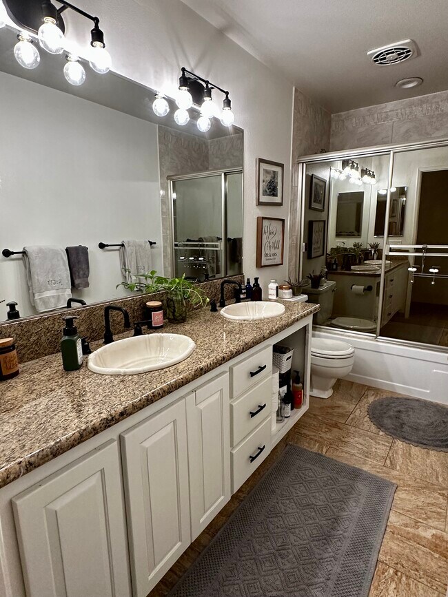 Building Photo - 825 Banyan Dr