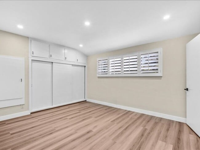 Building Photo - Welcome to this charming 3-bedroom, 2-bath...