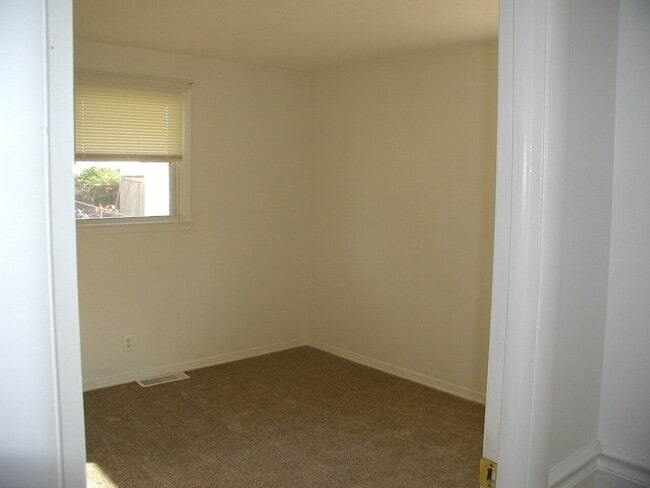 Building Photo - Gorgeous 3 bedroom 2 bath rancher!
