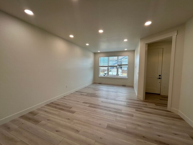 Building Photo - Stylish New Home Surrounded by Greenbelts and Outdoor Recreation