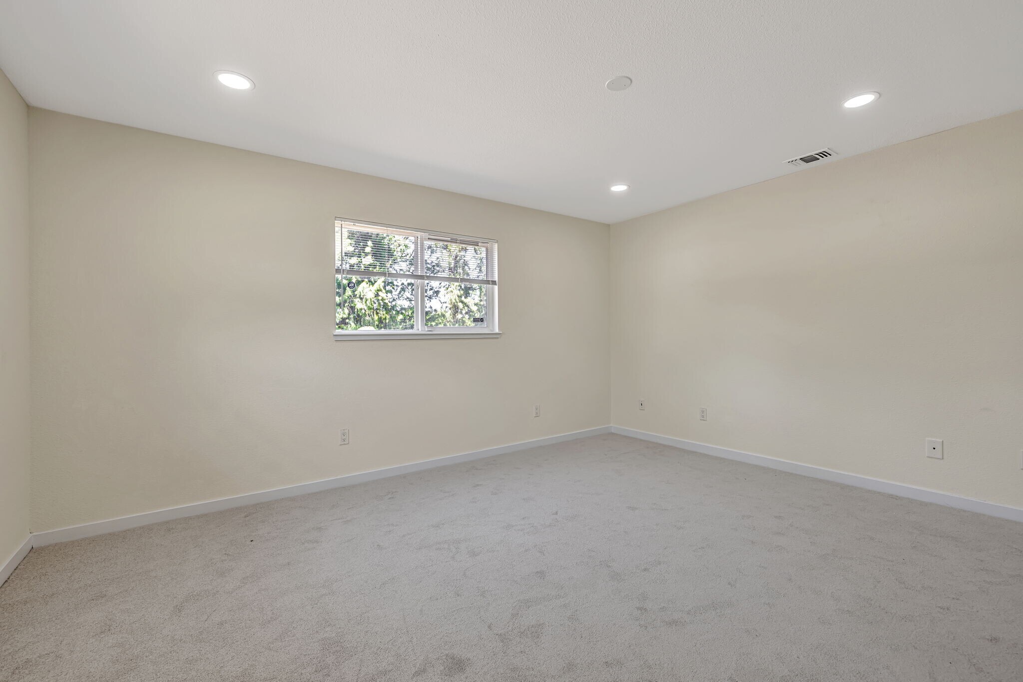 Building Photo - 6941 Golf View Dr