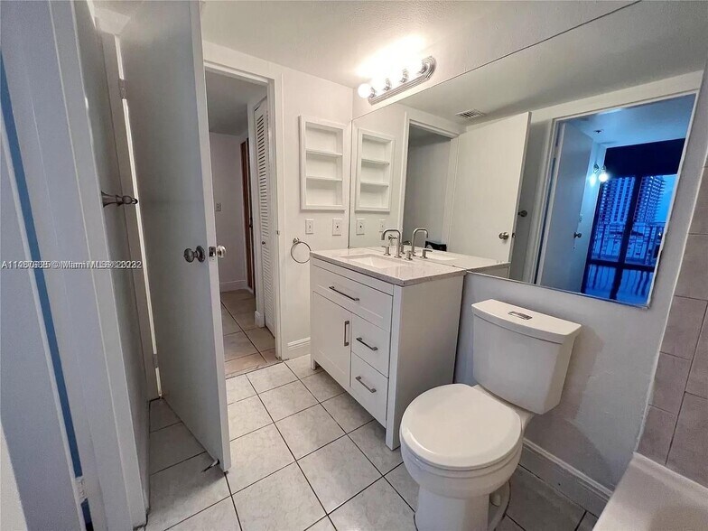 Building Photo - 7601 E Treasure Dr