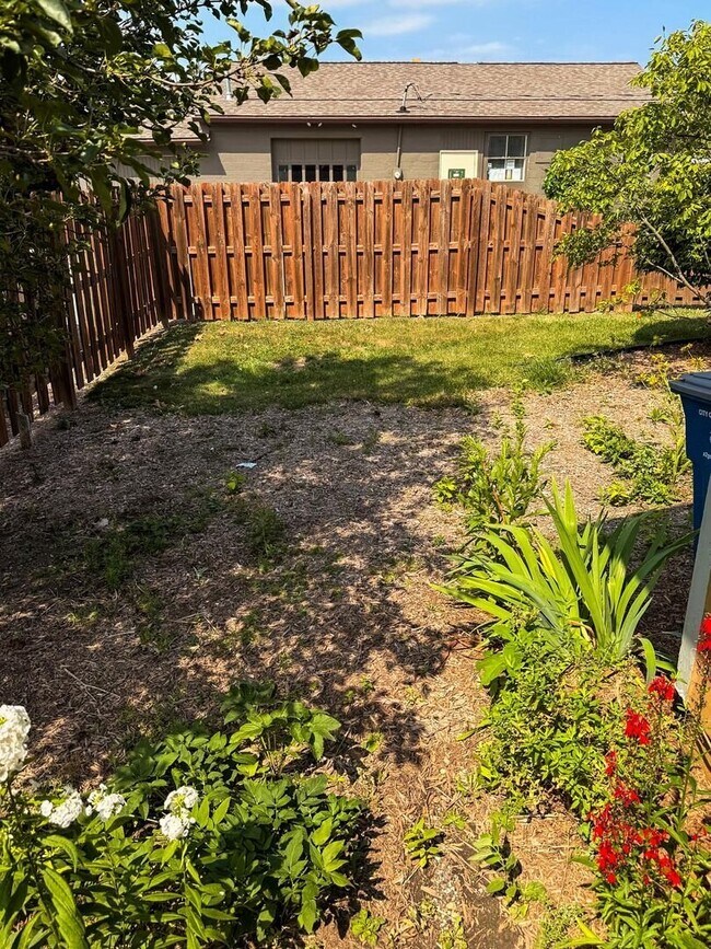Building Photo - GREAT ANN ARBOR LOCATION – 2-BEDROOM END UNIT!