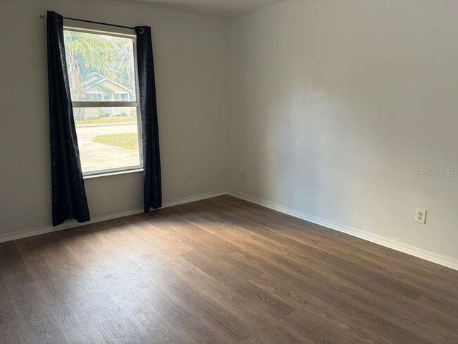 Building Photo - 548 E Walts Ave