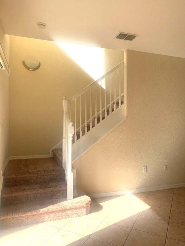 Building Photo - GATED COMMUNITY WITH COMMUNITY POOL