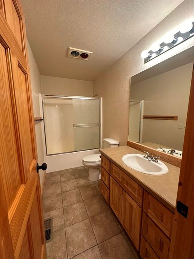 Building Photo - Chalet in the Running Y