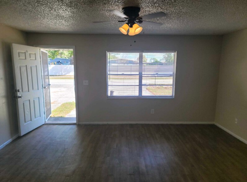 Building Photo - 15696 Bolesta Rd