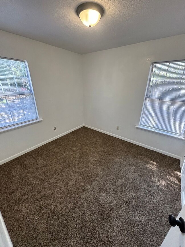 Building Photo - Freshly Renovated 3x1! Fully Fenced in Yar...