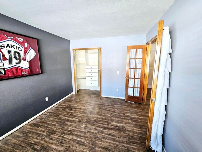 Building Photo - Beautiful 5 Bedroom Home Near the Cherry C...