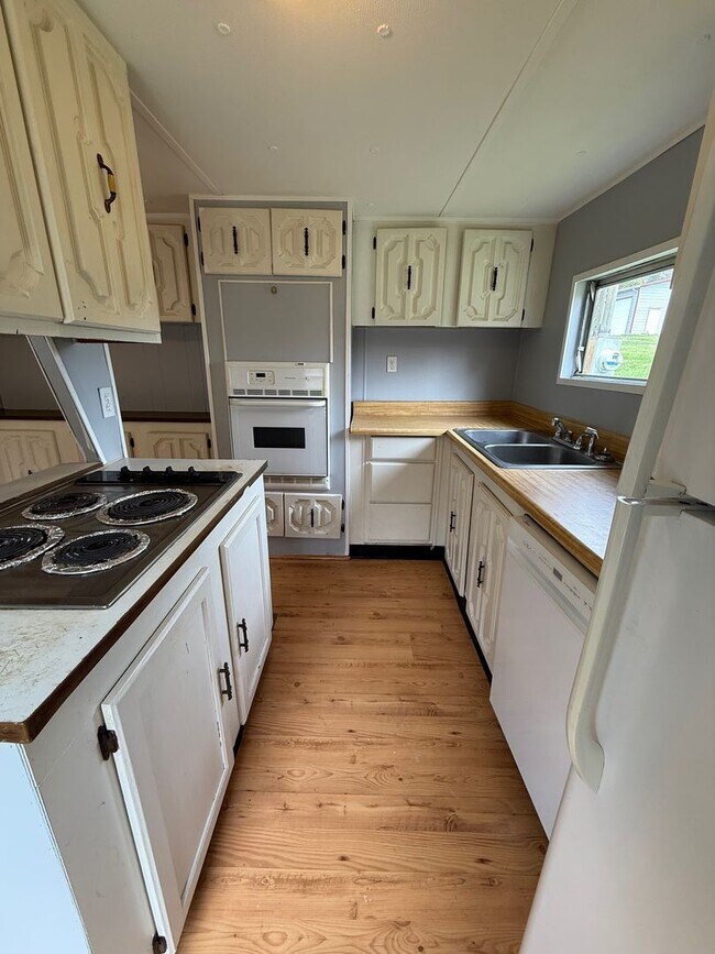 Building Photo - 2 Bedroom / 1 Bath Manufactured Home Kingsport TN