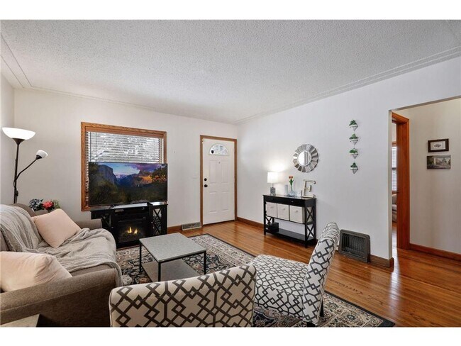 Building Photo - SINGLE FAMILY HOME! 3 CAR GARAGE BLOCKS FROM CAMDEN + NORTHEAST MPLS!