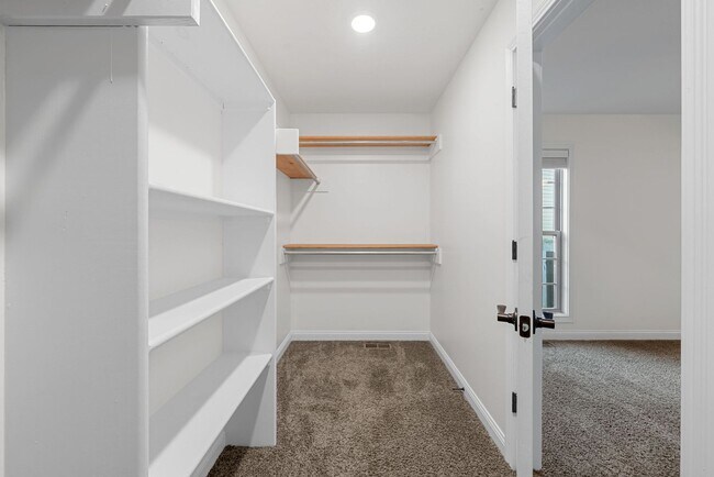 Building Photo - Pet Friendly Four Bedroom with Bonus!