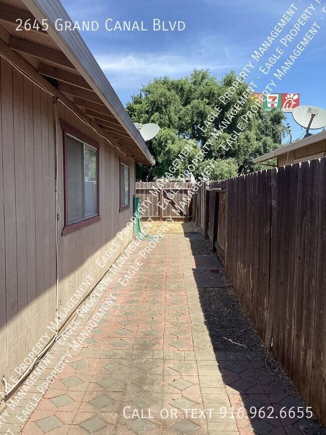 Building Photo - Nicely Updated Duplex