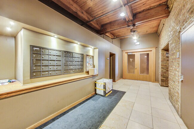 Building Photo - 913 W Van Buren St