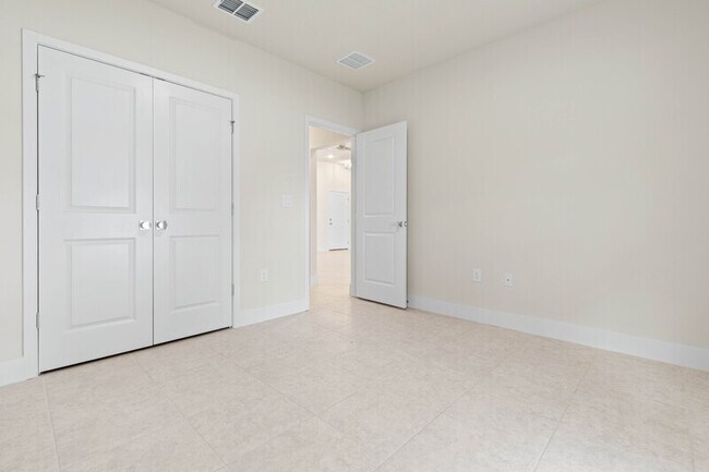 Building Photo - 11 Portia Ln