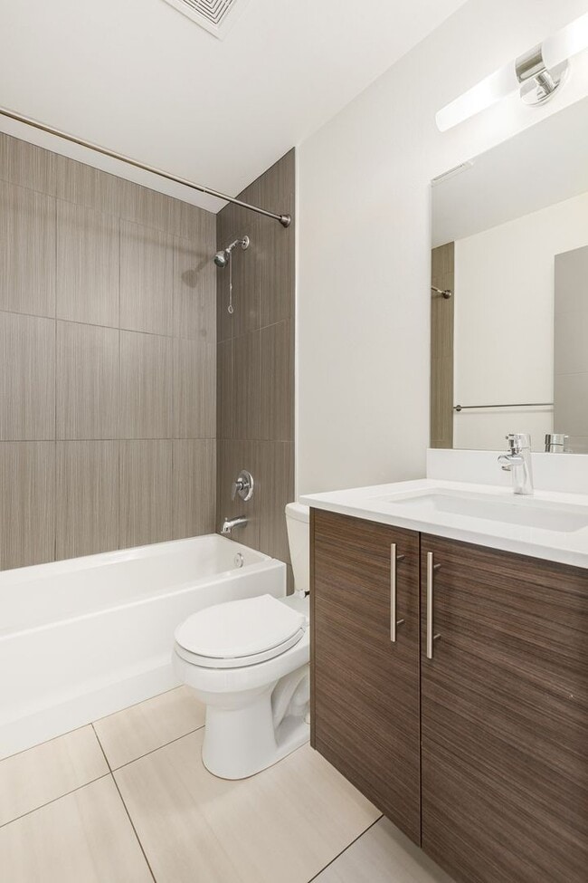 Building Photo - Great City Location - Corner 3 Bedroom Tow...