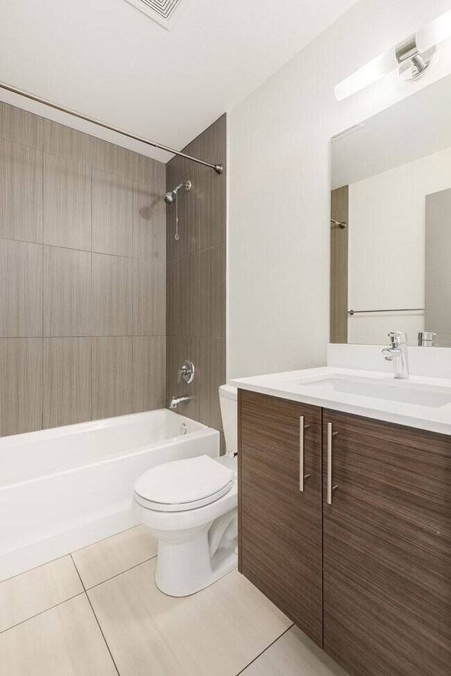 Building Photo - Move In Special! -  Corner 3 Bedroom Townh...