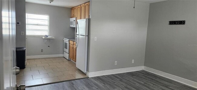 Building Photo - 205 W Amelia Ave