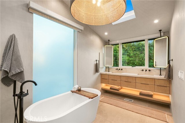 Building Photo - 592 Bluebird Canyon Dr