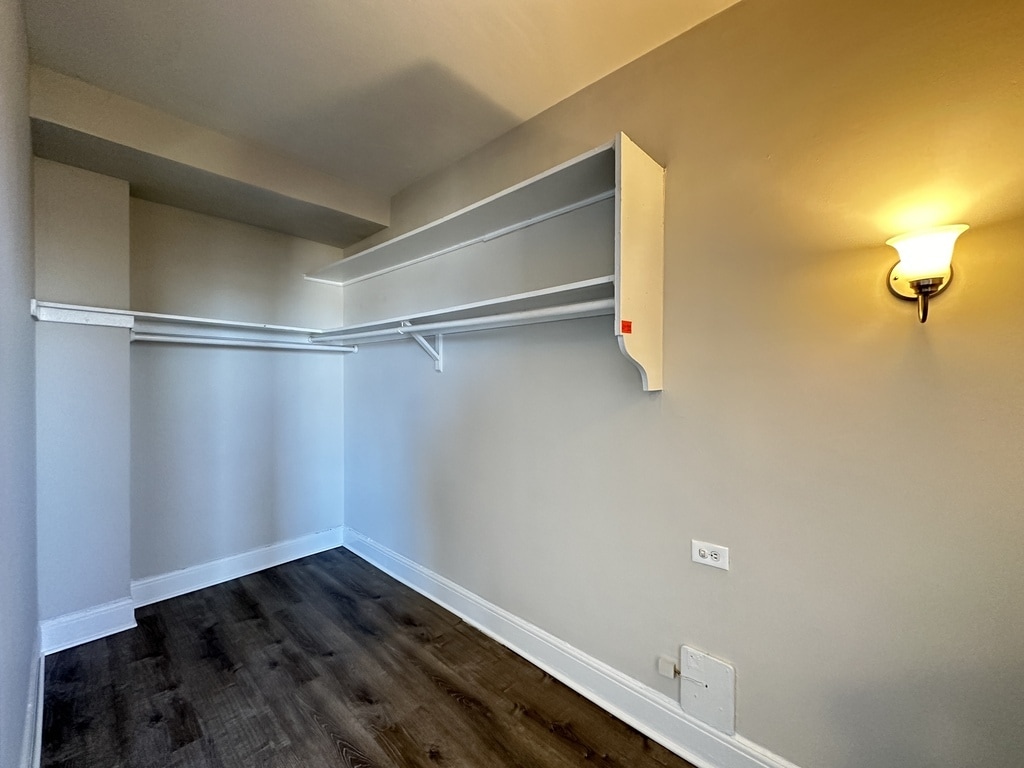 Building Photo - 3335 W Diversey Ave