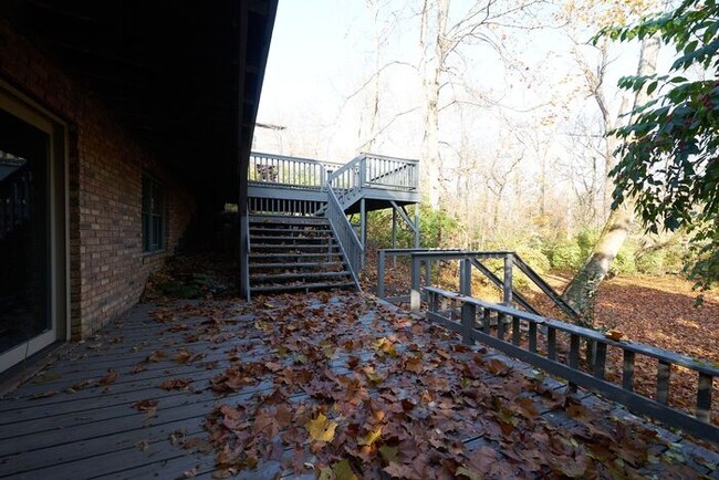 Building Photo - Spacious 3 Bedroom with Finished Basement ...