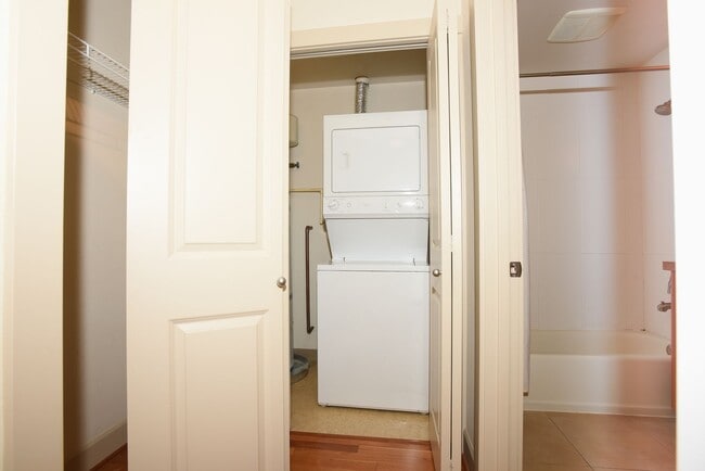 Building Photo - North Capital Hill owner offering move in special