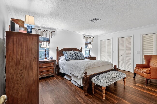 Building Photo - 318 SE 7th Ave