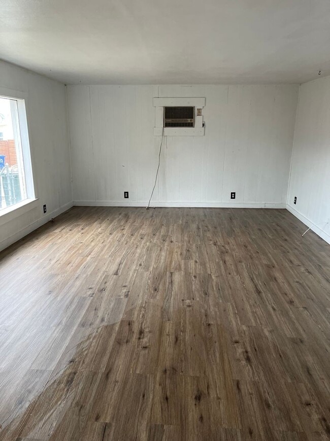 Building Photo - 2 bed 1 bath in Taft!