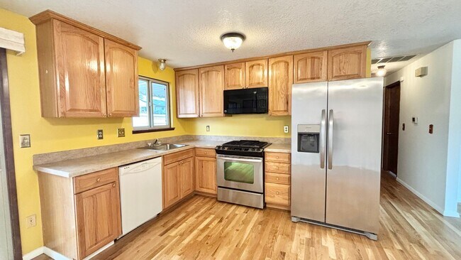 Building Photo - Now Offering Half Month Free! Charming 2BD...