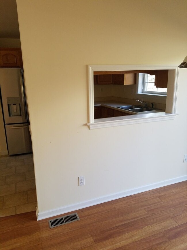 Building Photo - 211 Amblewood Way