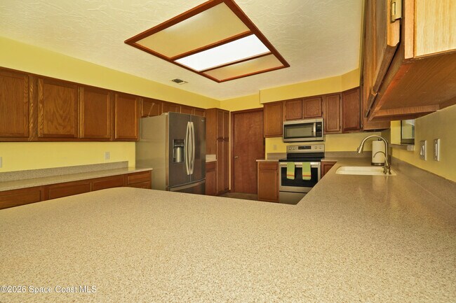 Building Photo - 670 Kings Way