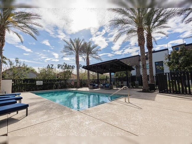 Building Photo - 142 E Hearne Way