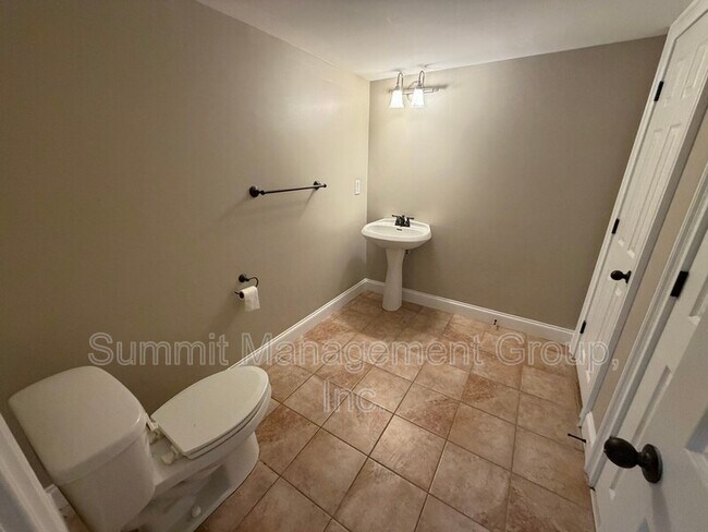 Building Photo - 2405 Twin Creek Ct SW