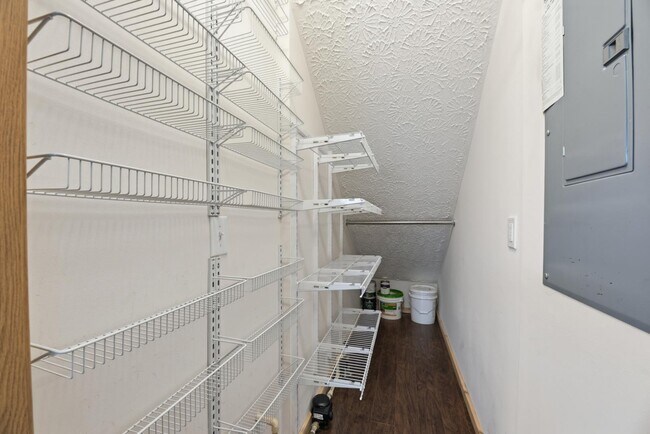Building Photo - 106 Hewes St