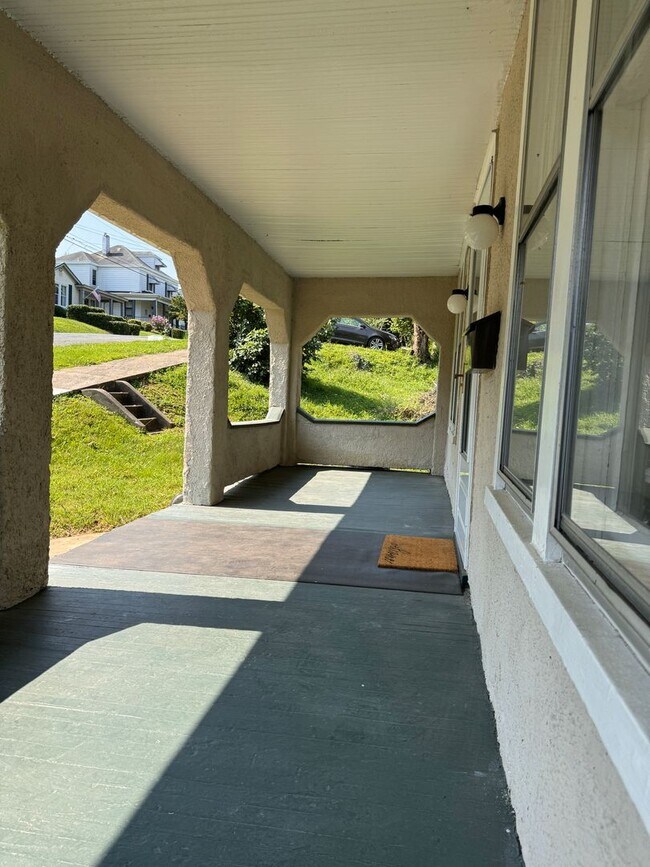 Building Photo - 3 Bedroom || 1.5 Bathroom Home