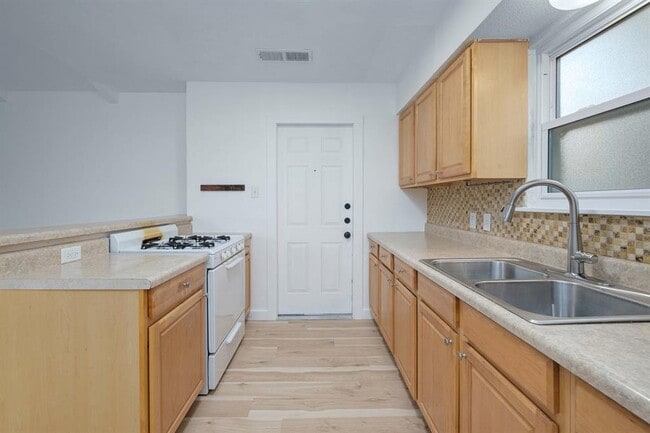 Building Photo - 8525 Maine Dr